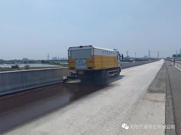 熱烈祝賀我司中江高速稀漿封層、透層試驗段成功