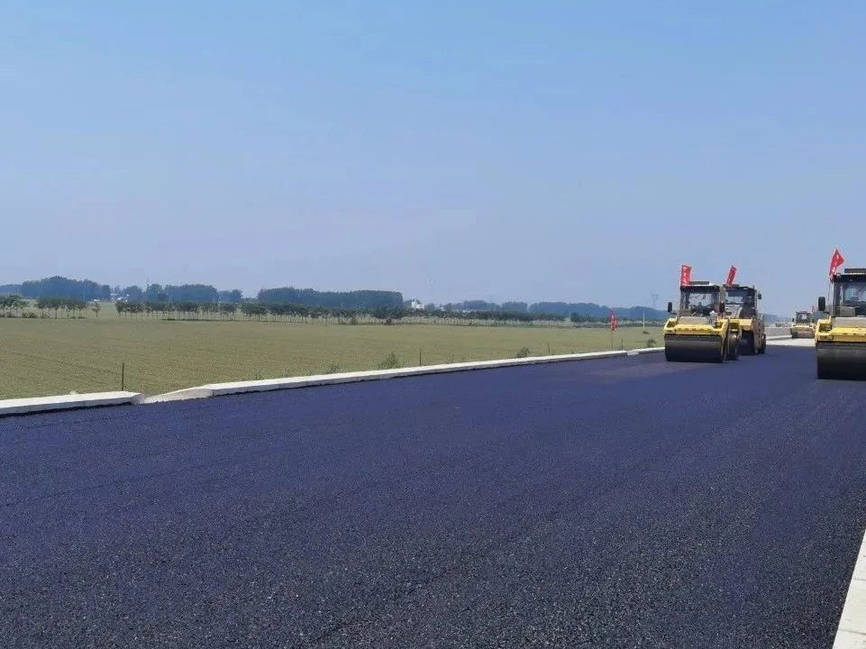 許信高速透層、封層和瀝青下面層試驗段攤鋪圓 滿成功