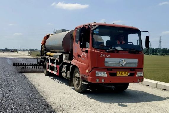 許信高速透層、封層和瀝青下面層試驗(yàn)段攤鋪圓 滿成功